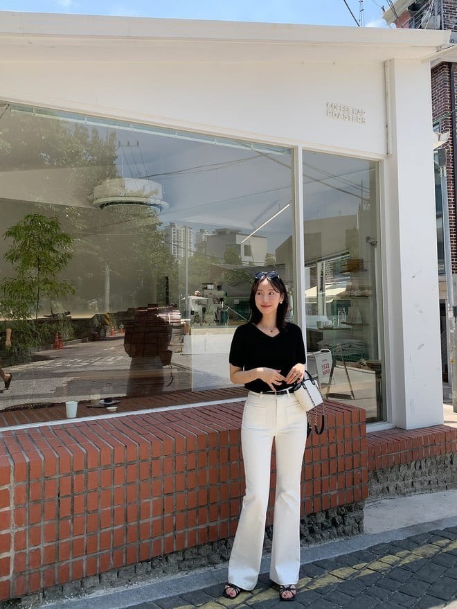 Nếu muốn làm sáng tổng thể trang phục, quần trắng chính là lựa chọn không thể thiếu.