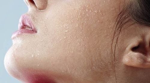Nếu sử dụng kem dưỡng ban đêm đặc và giàu dưỡng chất vào ban ngày, da có thể bị “bí thở”, dễ bắt bụi và gây mụn.