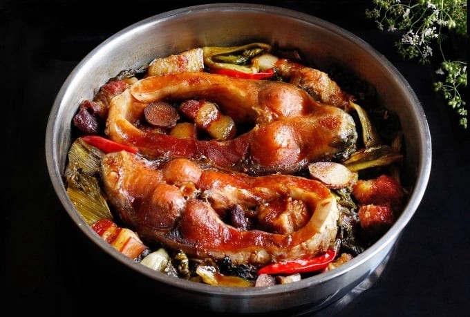 Kho cá thả thứ nước đặc biệt này vào nồi: Cá hết mùi tanh, thịt ngọt, lên màu cánh rán