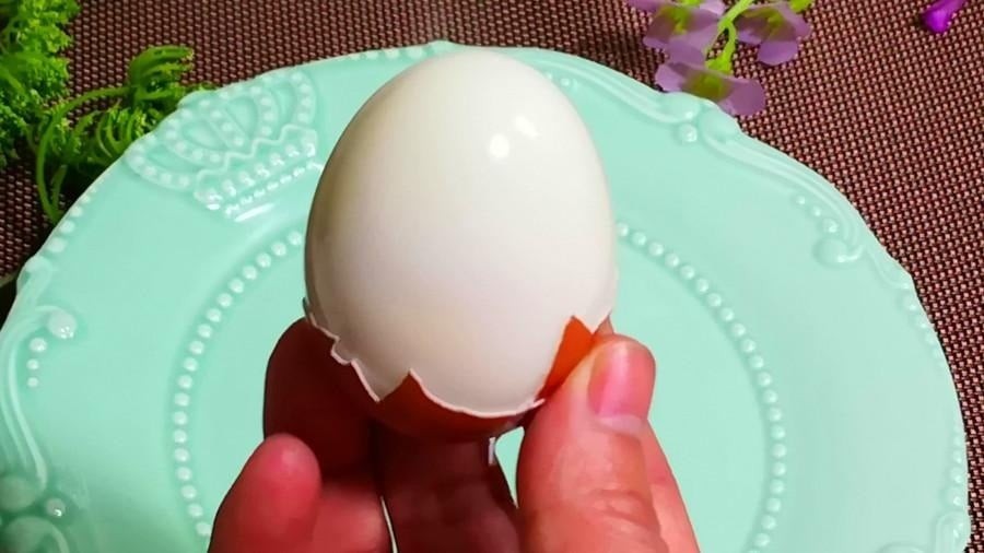 Luộc trứng thả 2 hột muối theo cách này, trứng dóc vỏ - lòng đào dẻo thơm, béo ngậy