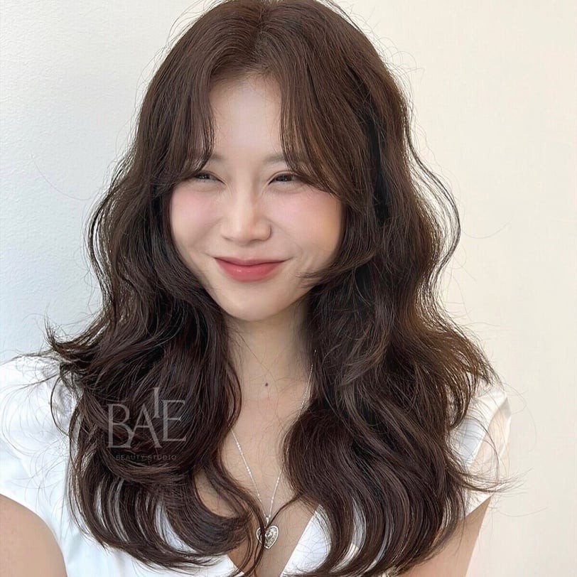 Khi nhuộm, tóc trông dày dặn, sáng da, và khi phai chỉ ngả sang nâu trà nhẹ, hoàn toàn không bị ám vàng.