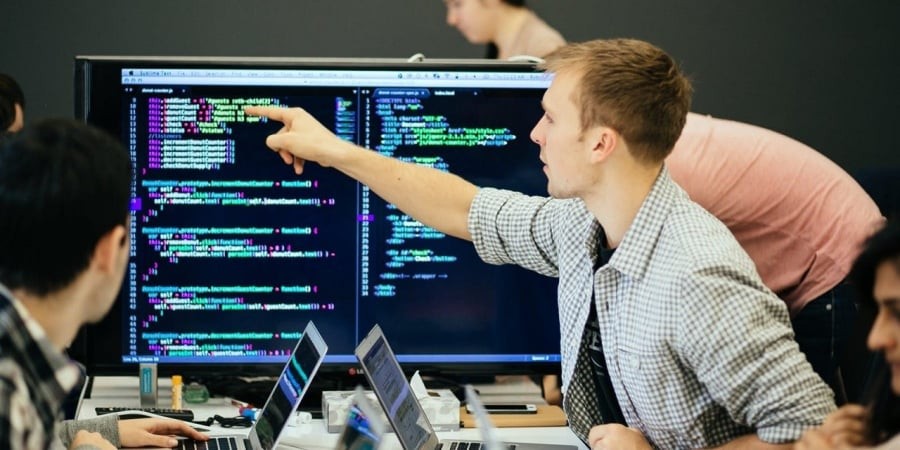 Trong thế giới công nghệ đang phát triển với tốc độ chóng mặt, hai lĩnh vực nổi bật và hứa hẹn nhất chính là công nghệ thông tin và trí tuệ nhân tạo (Al).