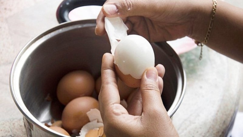 Luộc trứng thả 2 hột muối theo cách này, trứng dóc vỏ - lòng đào dẻo thơm, béo ngậy