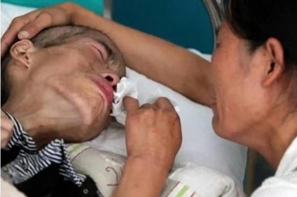 Thịt chế biến sẵn là loại thịt được xử lý bằng cách ướp muối, lên men, hun khói hoặc bổ sung chất bảo quản nhằm kéo dài thời hạn sử dụng và tăng hương vị.
