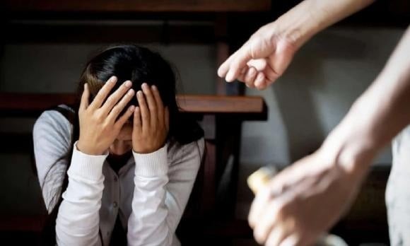 “Cấm tiếp xúc” là một trong 10 biện pháp ngăn chặn bạo lực gia đình, cho phép ngăn người gây bạo lực đến gần nạn nhân hoặc sử dụng công cụ, phương tiện để tiếp tục hành vi.