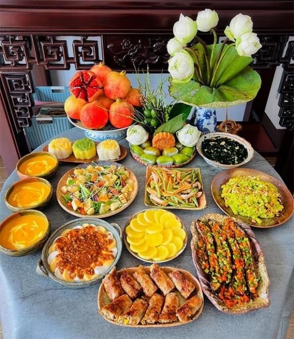 Một số gia đình khi cúng cô hồn thường đọc rõ tên, tuổi, địa chỉ để thể hiện lòng thành.