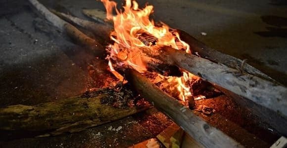 Ngọn lửa tượng trưng cho sức mạnh trừ tà, ngăn vong hồn theo vào nhà.