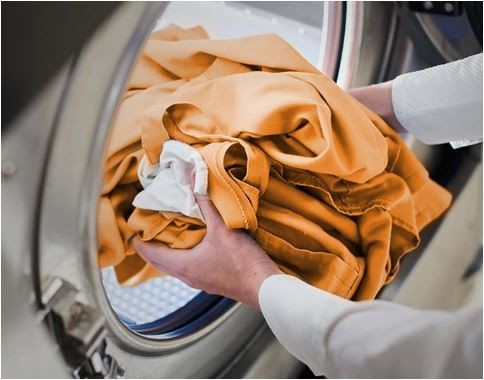 Giặt máy không đúng cách sẽ khiến quần áo không sạch