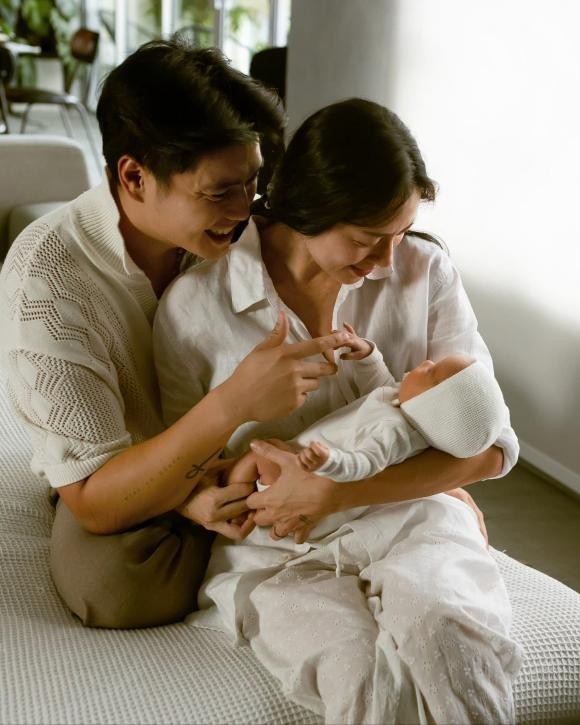 Khoảnh khắc cả gia đình quây quần, ánh mắt trìu mến hướng về thiên thần nhỏ khiến ai cũng xúc động.