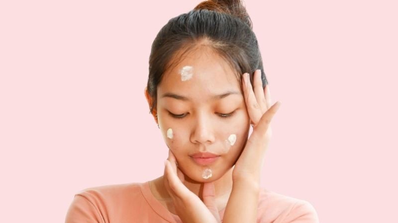 Sau khi tẩy nốt ruồi, vùng da mới thường hơi đỏ, đây là phản ứng bình thường và sẽ dần biến mất.