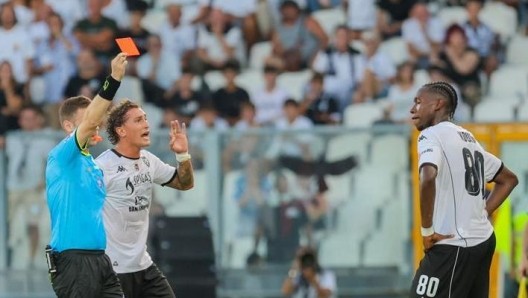 Serie B có đến 7 thẻ đỏ chỉ sau 20 trận.