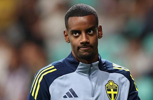 Alexander Isak ngồi ngoài ở trận đấu với Slovenia.