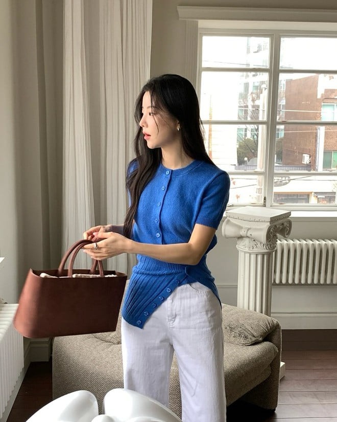Muốn nổi bật hơn, hãy thử phiên bản len tăm màu đậm hoặc áo có họa tiết, chắc chắn sẽ giúp outfit thêm phần thu hút.
