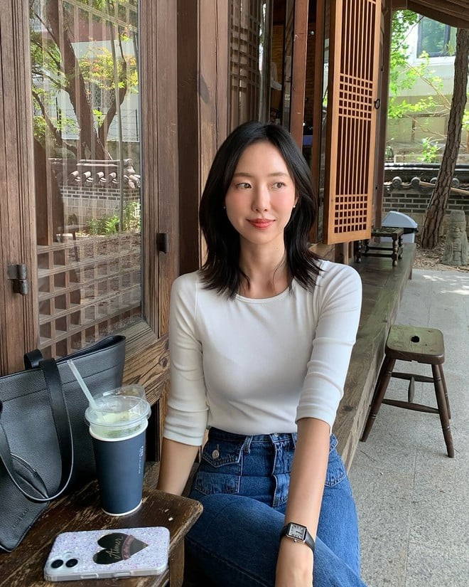 Nếu mùa hè là “sân chơi” của áo thun oversized rộng rãi, thì mùa thu chính là lúc để áo thun ôm dáng tỏa sáng.