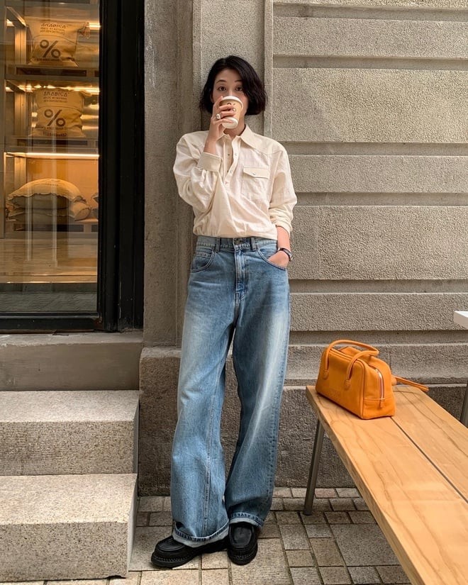 Khi kết hợp cùng quần jeans, công thức áo sơ mi sáng màu trở nên hoàn hảo: vừa tươi trẻ lại vừa giữ được sự tinh tế cần thiết.