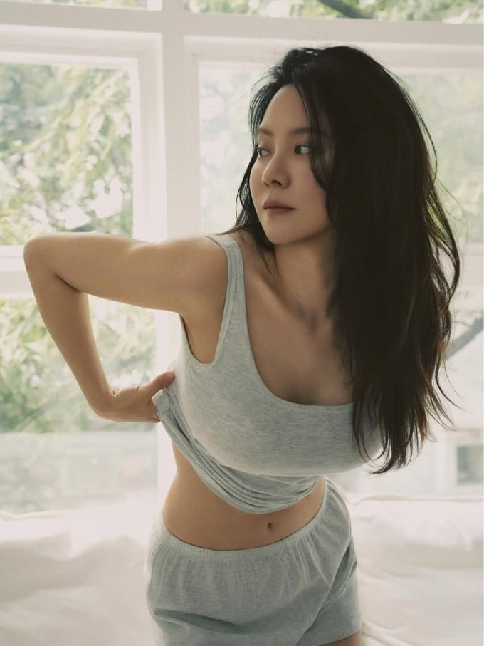 Ji Hyo còn dành thời gian cho yoga, đi bộ và những bài tập nhẹ nhàng nhằm tăng cường lưu thông máu, giúp cơ thể khỏe mạnh và da dẻ hồng hào hơn.