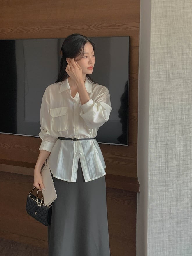 Một chiếc sơ mi dài tay tông trung tính là món đồ “không thể thiếu” trong tủ quần áo