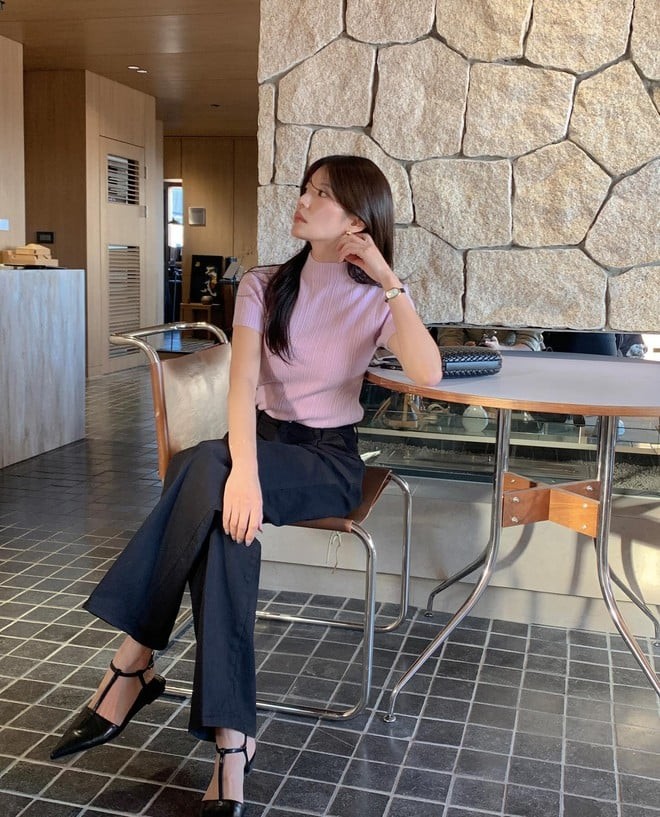 Nếu bạn yêu thích sự dịu dàng, thanh thoát thì áo màu pastel chính là lựa chọn hoàn hảo để đi cùng quần đen.