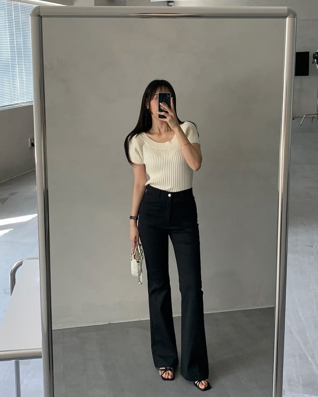 Kiểu áo này mang lại sự ấm áp vừa đủ nhưng vẫn tạo cảm giác trẻ trung, năng động.