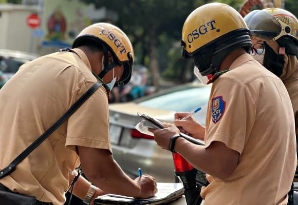 Trong trường hợp hành vi lạng lách, đánh võng gây tai nạn giao thông, mức phạt tăng lên từ 50 triệu đồng đến 70 triệu đồng, đồng thời tước giấy phép lái xe từ 22 đến 24 tháng (theo khoản 13, điểm c khoản 15 Điều 6).