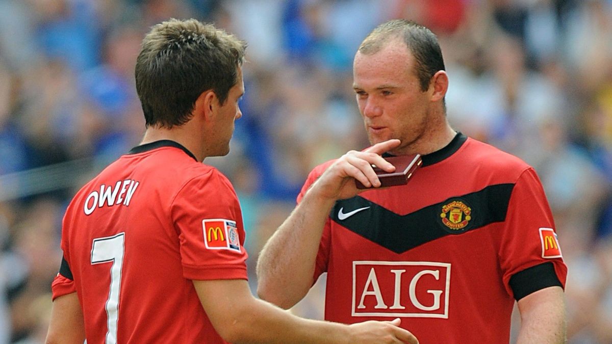 Michael Owen và Wayne Rooney đều là những tiền đạo xuất chúng của bóng đá Anh. Họ từng là đồng đội trong màu áo Manchester United và tuyển Anh.