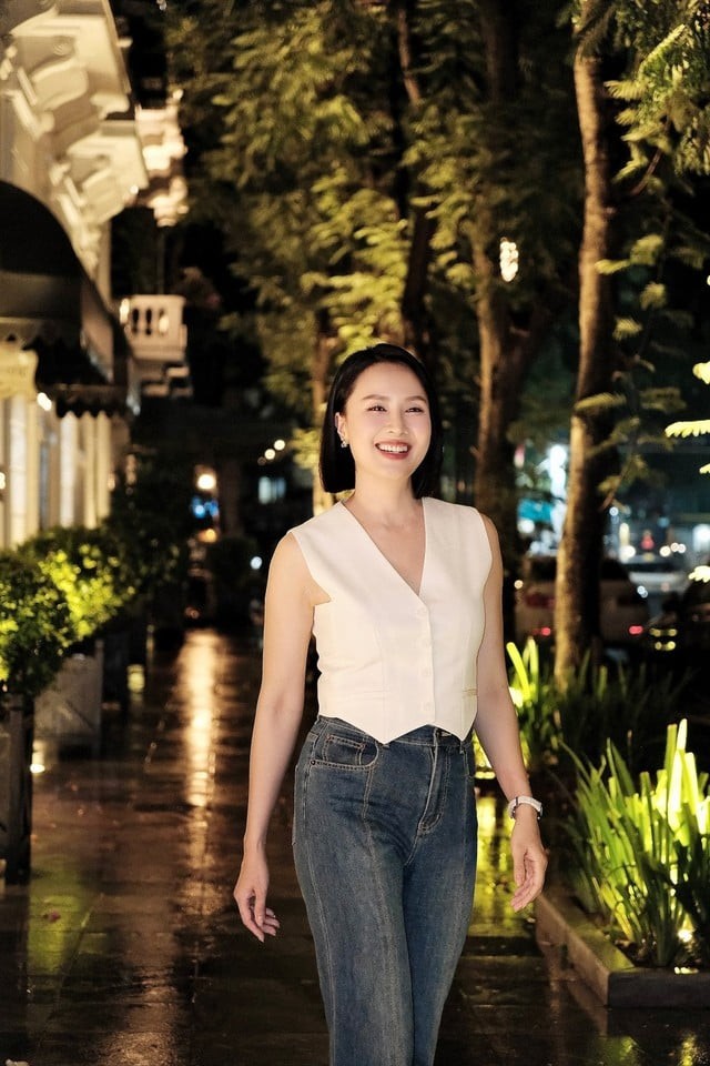 Hồng Diễm lại chọn quần jeans ống loe để phối cùng áo gile.