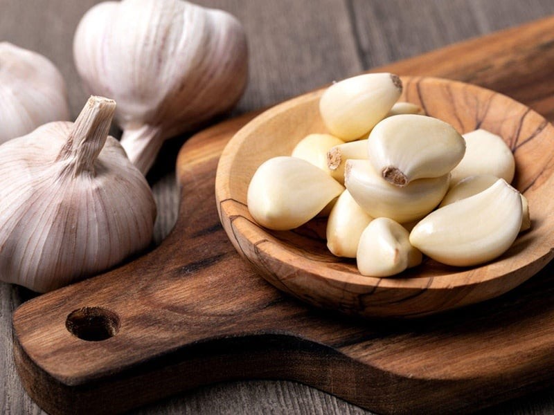 Mẹo nhanh khử mùi hôi của tỏi sống, dùng thứ nhà nào cũng sẵn