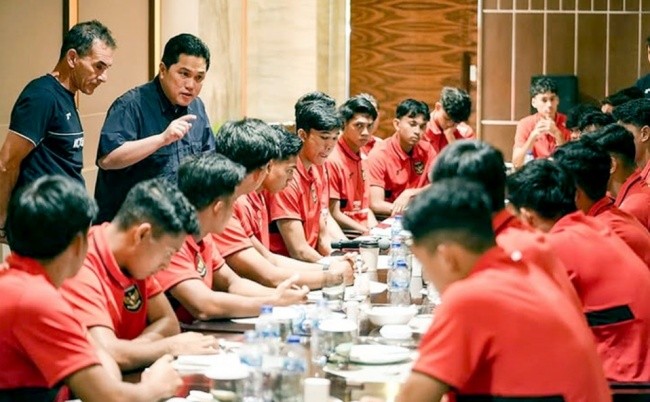 Chủ tịch PSSI, ông Erick Thohir động viên tinh thần các cầu thủ.