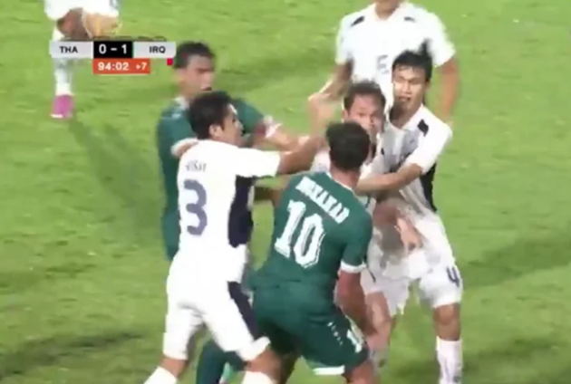 Supachok lao vào tấn công cầu thủ Iraq và được đồng đội ngăn cản.