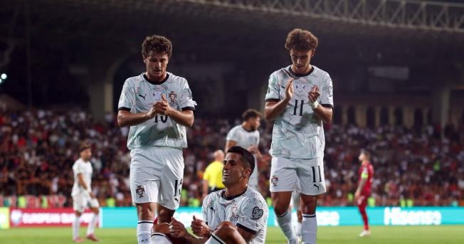 Toàn đội Bồ Đào Nha tri ân Jota.