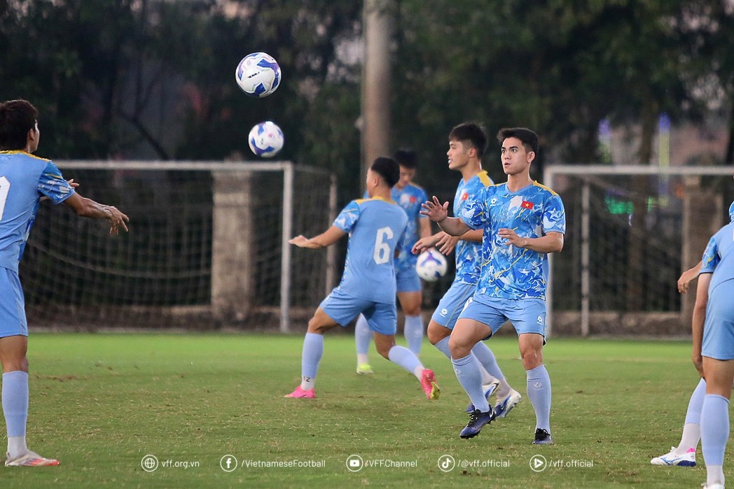 Khuất Văn Khang và đồng đội tích cực tập luyện. Ảnh: VFF.
