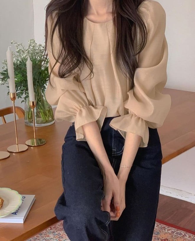 Đặc biệt, blouse có ưu điểm dễ phối đồ, có thể kết hợp với quần tây, chân váy bút chì khi đi làm,