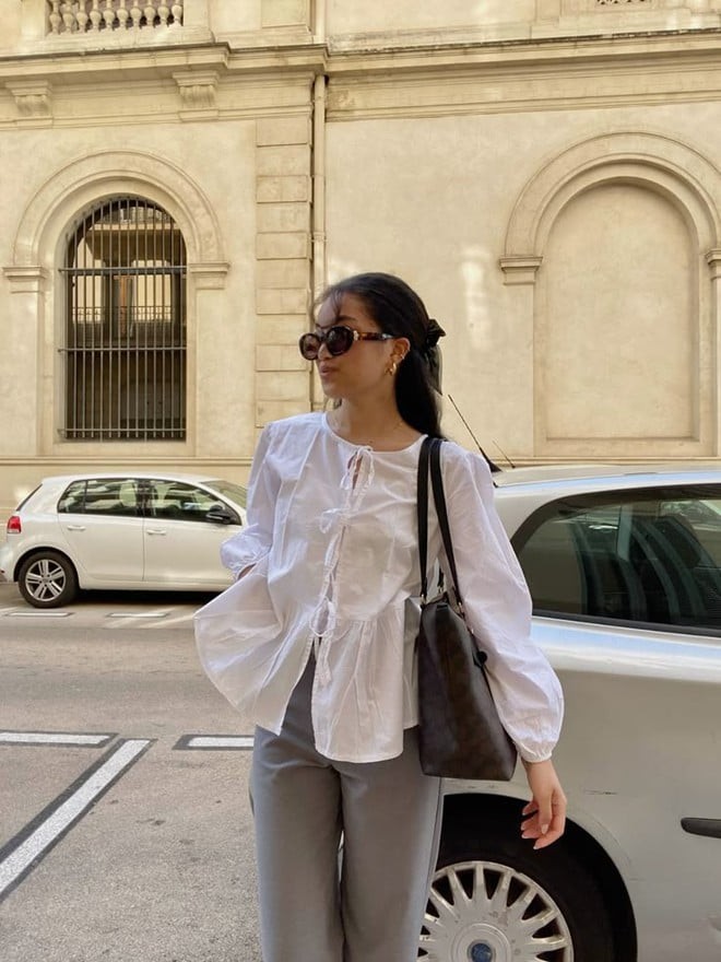 Một chiếc blouse với thiết kế tinh giản, chỉ có một điểm nhấn duy nhất, lại giúp người mặc vừa trẻ trung vừa hiện đại