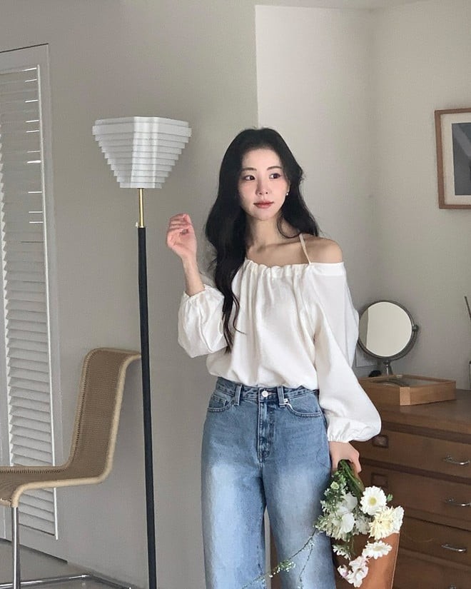 Chỉ cần một đôi hoa tai nhỏ, một chiếc đồng hồ thanh mảnh hoặc túi xách da trơn màu trung tính là đã đủ