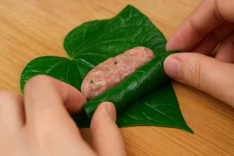 Cuốn chả đúng cách giúp giữ màu đẹp, nhân chín đều và không bị bung khi rán.