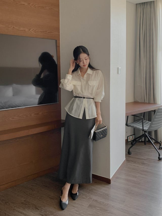 Hoàn thiện bằng đôi giày búp bê, outfit trở nên ngọt ngào và duyên dáng hơn hẳn.