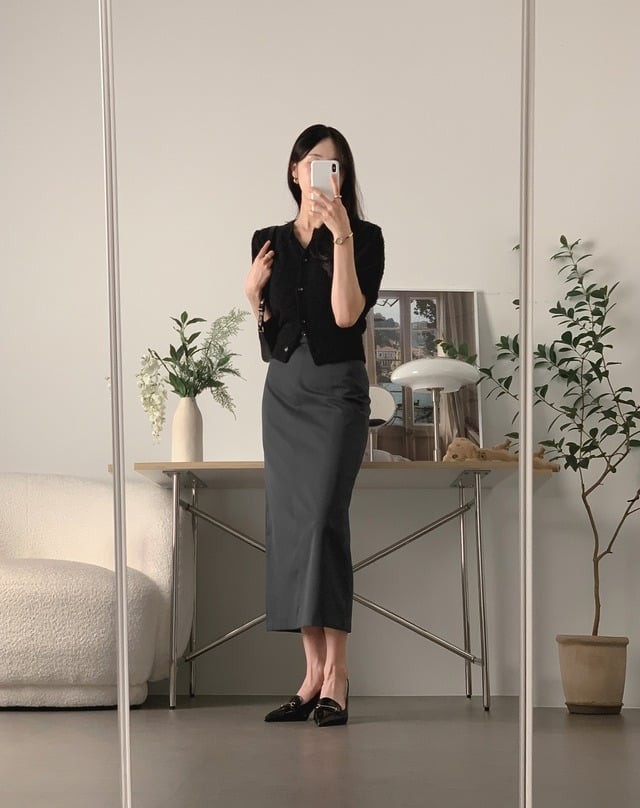 Dù mang gam màu đen chủ đạo, set đồ này vẫn giữ được sự cuốn hút và hiện đại.