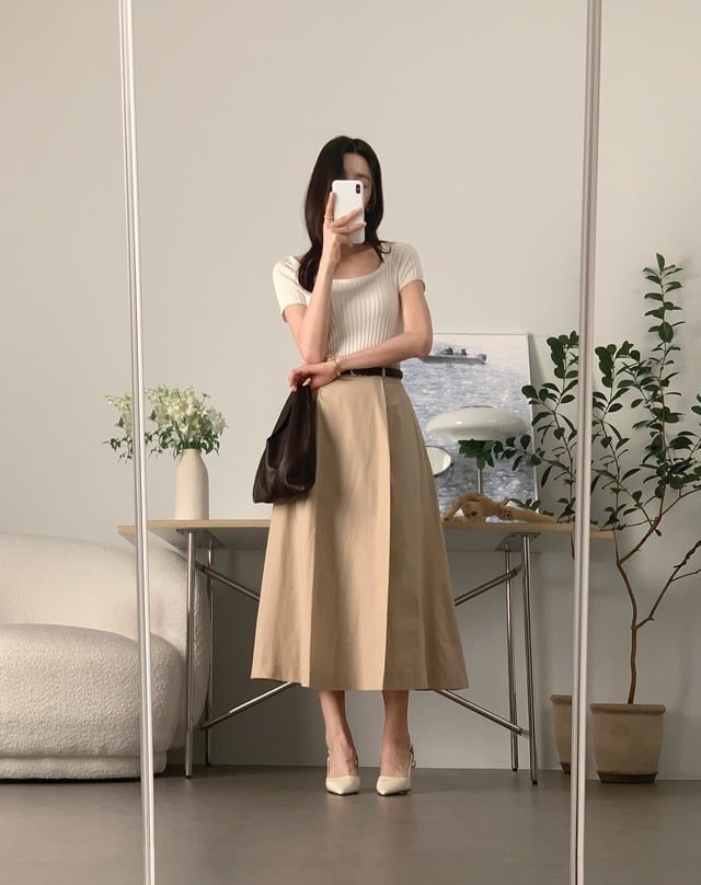 Khi thêm thắt lưng và giày cao gót mũi nhọn, tổng thể trở nên cân đối, tôn dáng và vô cùng chỉn chu.