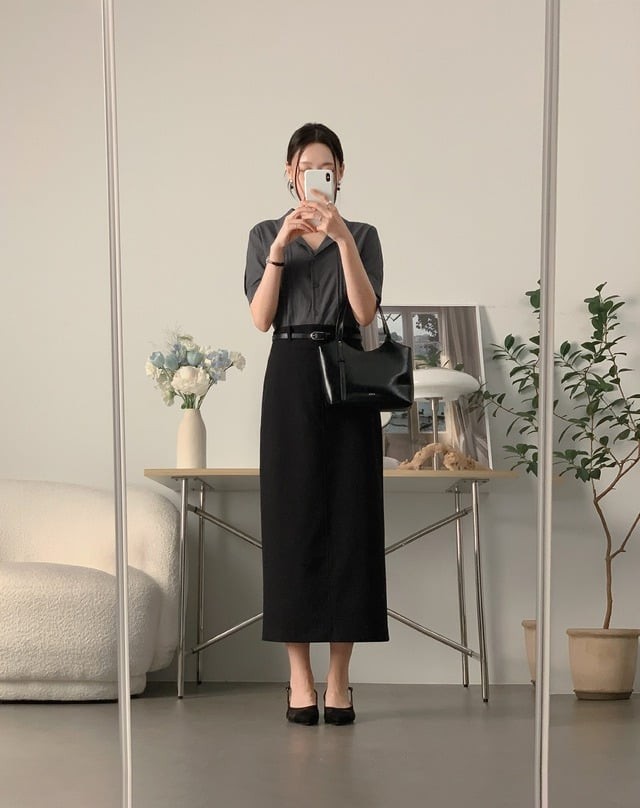 Nếu yêu thích sự tối giản, hãy thử diện combo áo sơ mi cùng chân váy suông gam màu trầm.