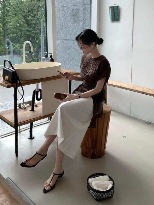 Áo blouse tông nâu khi kết hợp cùng chân váy trắng cũng là một lựa chọn đáng thử
