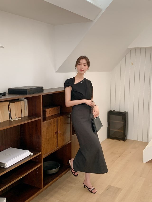 Để thêm phần hiện đại, áo cổ cách điệu mix cùng chân váy suông chính là gợi ý hoàn hảo.