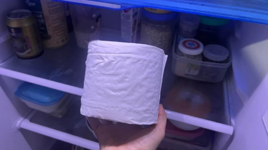 Đặt cuộn giấy vệ sinh trong tủ lạnh giúp hút bớt độ ẩm, khử mùi hôi.