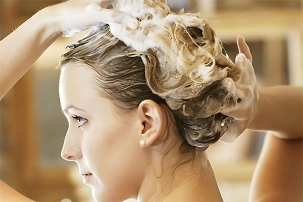 Các sắc tố đặc biệt này cần thêm thời gian để ổn định và bám chặt vào sợi tóc.