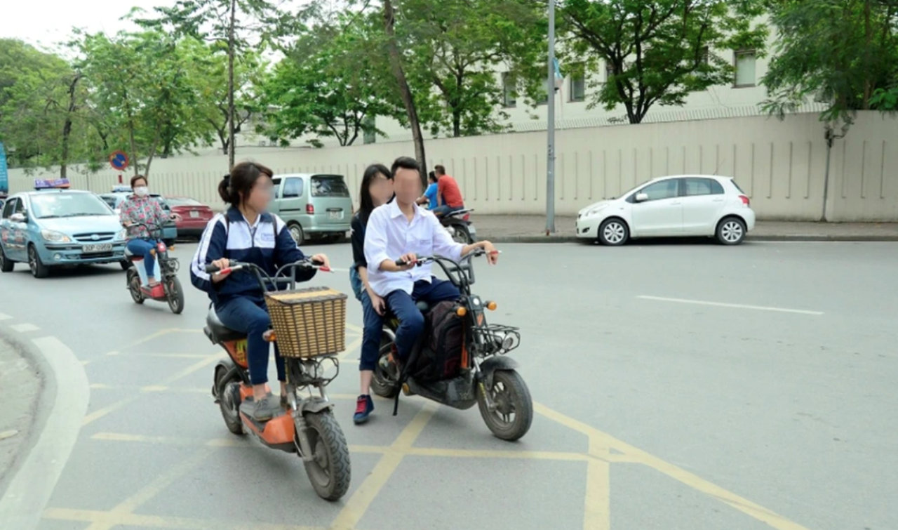 Siết chặt quản lý học sinh đi xe máy, xe đạp điện trên địa bàn Hà Nội. (Ảnh minh họa)
