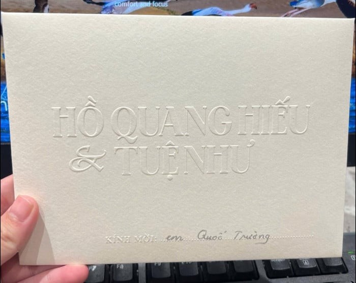 Quốc Trường khoe thiệp mời cưới của cặp đôi Hồ Quang Hiếu - Tuệ Như.