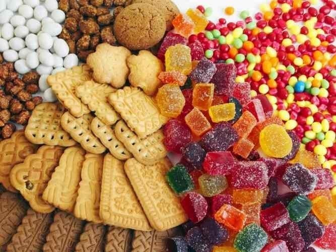 Bánh kẹo, nước ngọt, trà sữa hay các loại tráng miệng ngọt ngào đều chứa lượng đường tinh luyện cao.