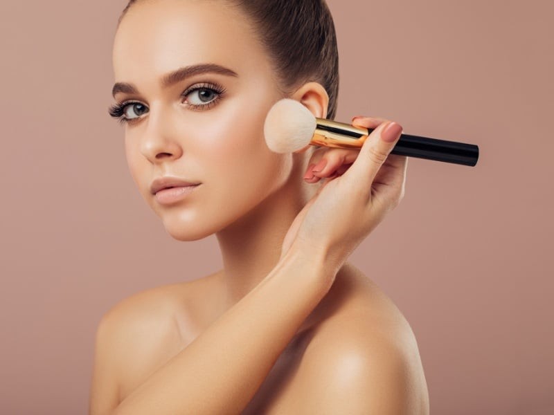 Các sản phẩm quá đặc và dày thường làm vùng da có khuyết điểm bị nặng nề, dễ bong tróc