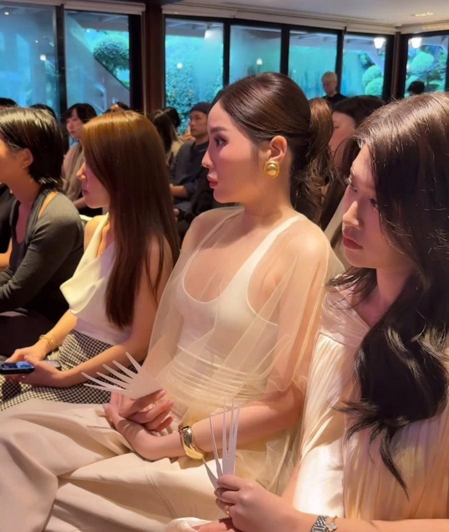Sự tò mò càng tăng khi cặp đôi bị soi cùng đeo một mẫu nhẫn giống hệt nhau ở ngón áp út, đến từ thương hiệu trang sức nổi tiếng.