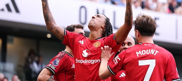 Rio Ferdinand ca ngợi Leny Yoro.