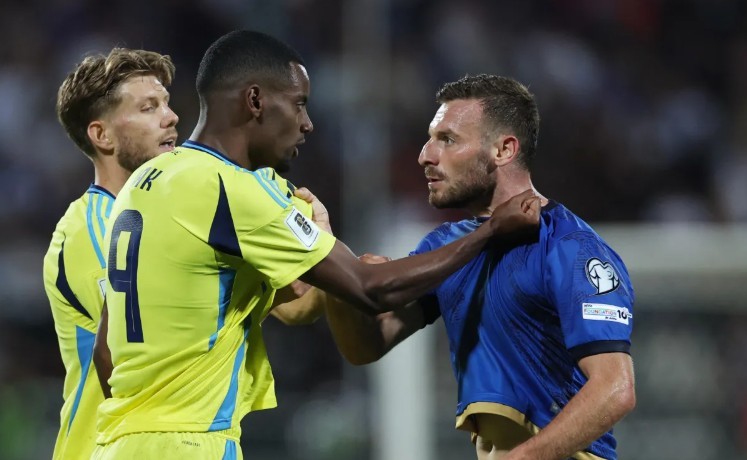 Alexander Isak nổi cơn thịnh nộ và túm áo cầu thủ Kosovo.